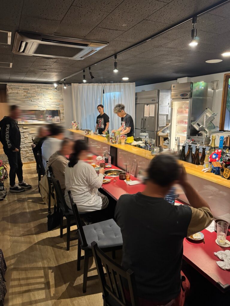 ホルモンDAYで会員様がカウンターを囲む店内
