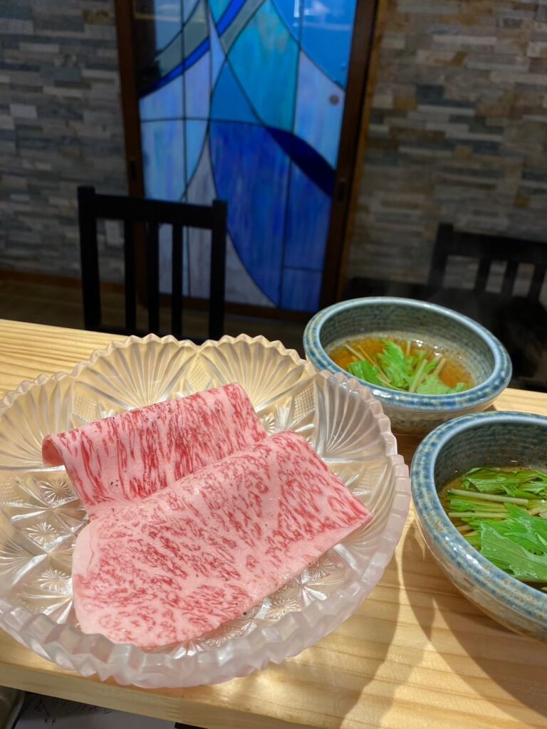 ガラスの器に盛ったサーロインと、だしの器